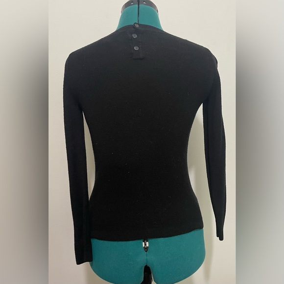 Banana Republic long sleeve v-neck black sweater - Picture 3 of 10